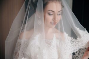 bridal hair accessory tips - Bride with veil on