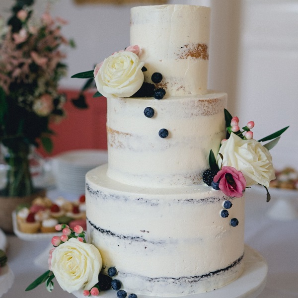 Wedding cake inspiration | wedding cake roses and blueberries
